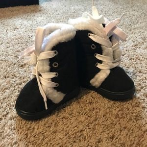 NWT adorable lace up boots